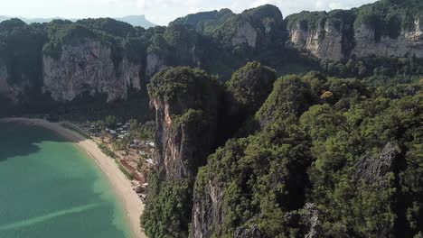 Filmische-Luftaufnahme-Des-Erstaunlichen-Railay-Beach,-Krabi,-Thailand