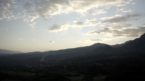 Hiper-Timelapse-Del-Atardecer-En-Ecuador