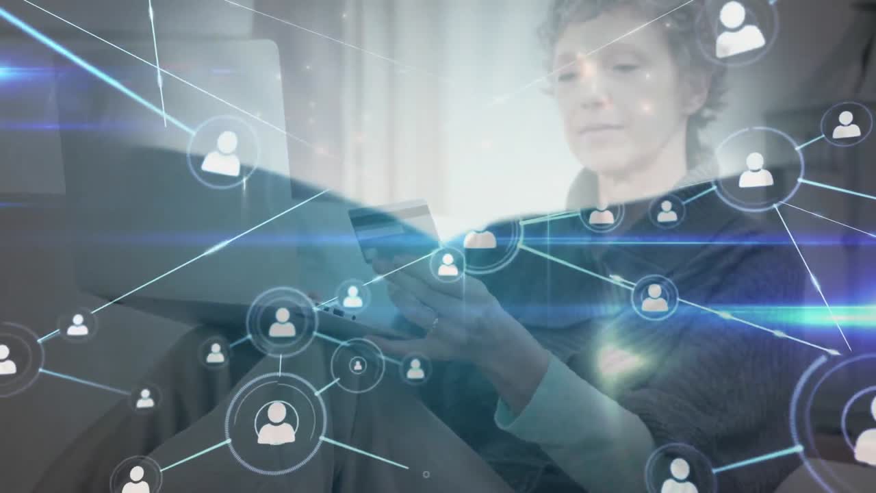 animación de una red de conexiones con iconos sobre una mujer pagando en línea usando una computadora portátil
