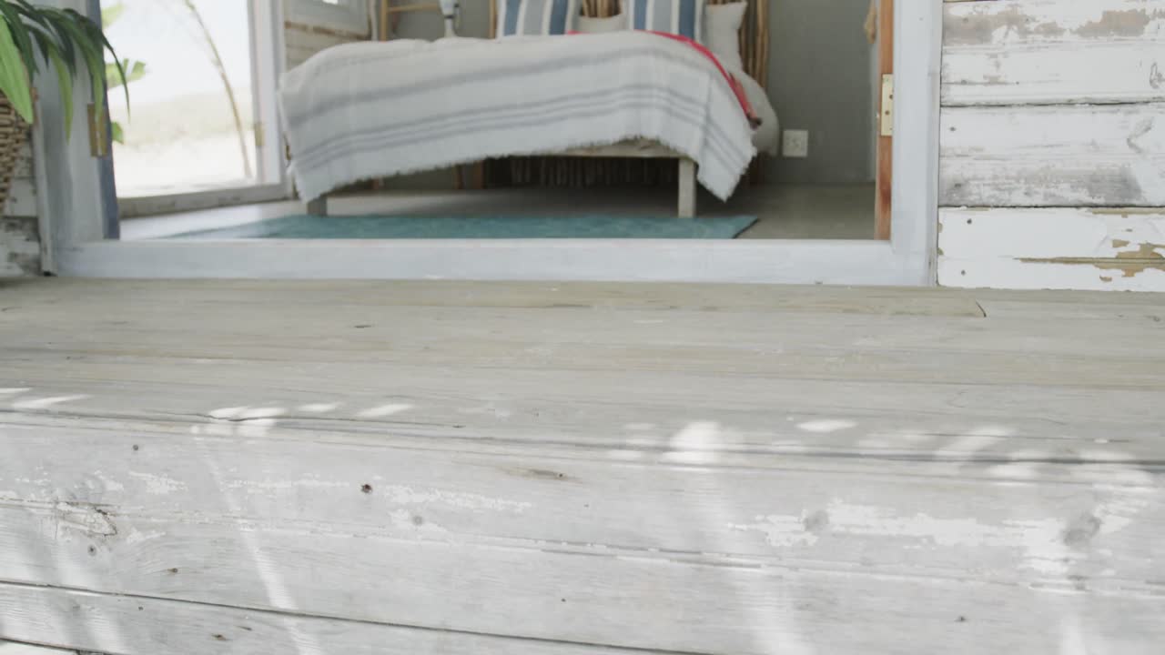 슬로우 모션으로 목조 휴가 해변 집의 세련된 침실 인테리어