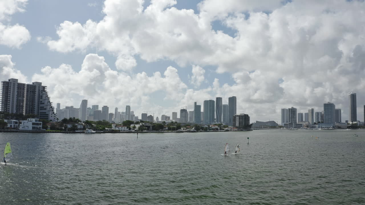 고급스러운 비스케인 베이 해안을 따라 마이애미에서 윈드서핑