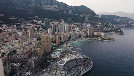 Küste-Der-Stadt-Monaco,-Berühmtes-Europäisches-Reiseziel---Drohnenlandschaft-Aus-Der-Luft-Bei-Sonnenuntergang