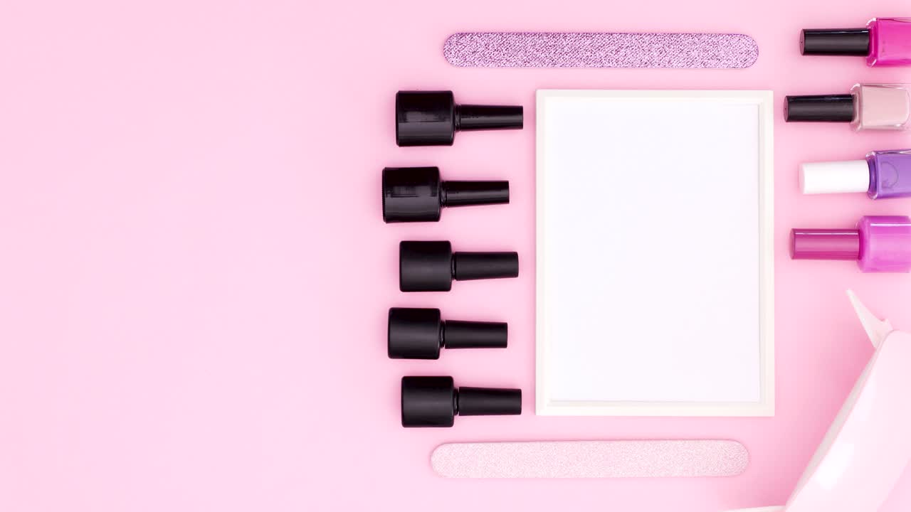 herramientas de manicura y botellas de esmalte de uñas con marco para el texto en el lado derecho del tema rosa. detener el movimiento