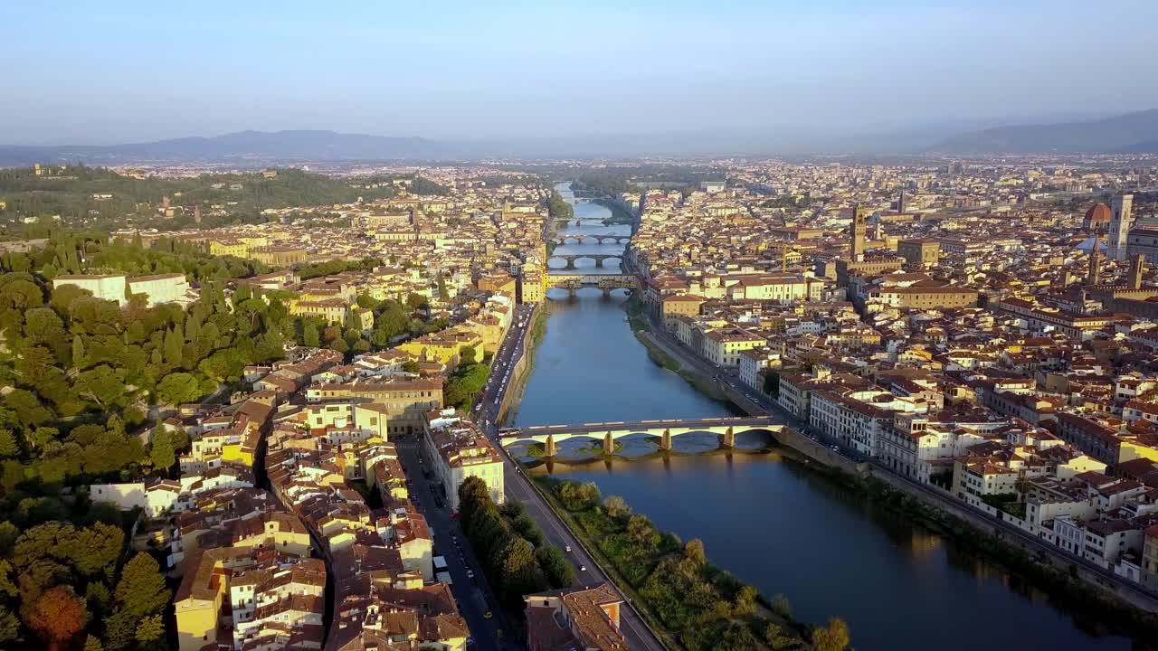 río arno y puentes como ponte vecchio en la ciudad de florencia italia, tiro de elevación de pedestal aéreo