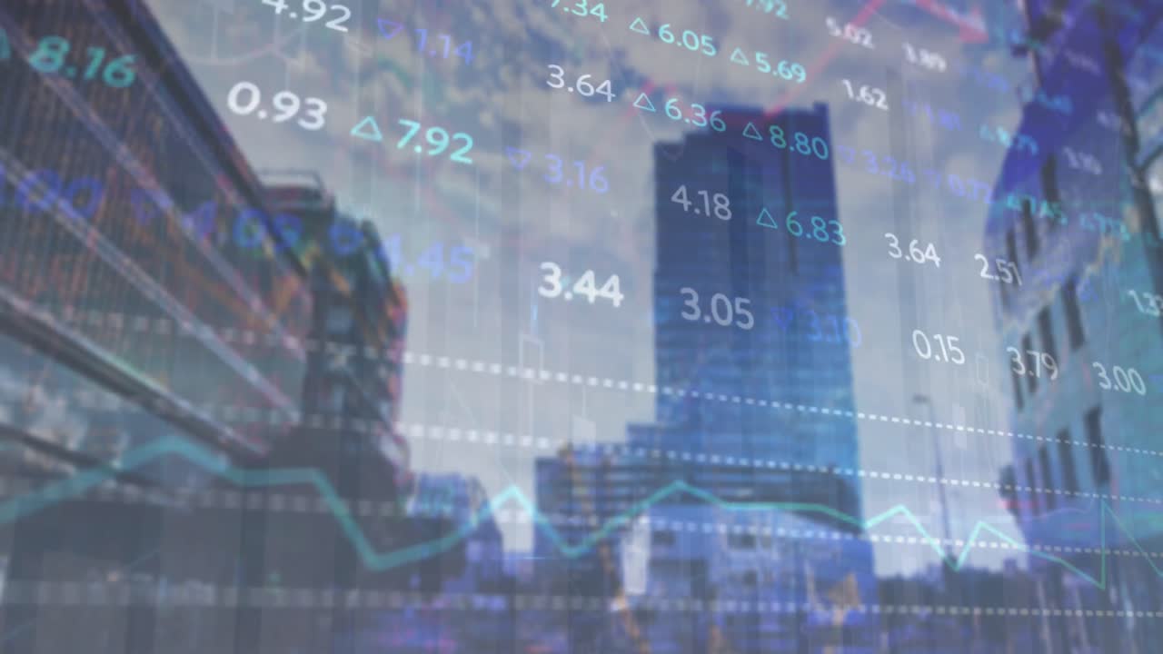 animación de gráficos y tablero de negociación sobre vista de ángulo bajo de edificios modernos contra cielo nublado