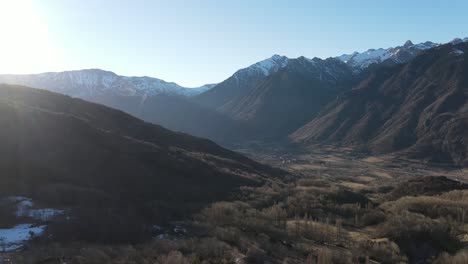 Vista-Aérea-De-Drones-Del-Paisaje-Montañoso-En-La-Zona-De-La-Ciudad-De-Cerler,-En-Huesca