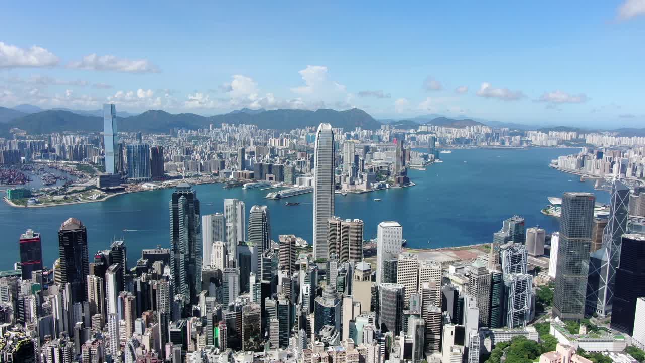 bahía de hong kong y horizonte con vista de rascacielos en un hermoso día claro, vista aérea