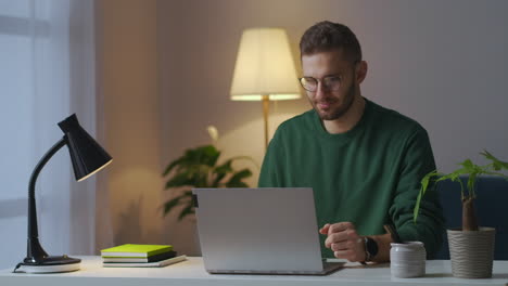 el hombre está utilizando videoconferencia en una computadora portátil para comunicarse con socios o colegas que trabajan remotamente desde casa tecnología moderna para la comunicación