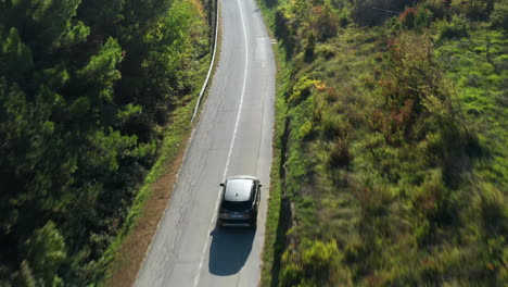 conducción de vehículos a través de los colores verdes de finales de verano de la campiña croata a medida que los colores del otoño comienzan a cambiar