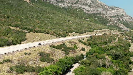 Dolly-Zoom-Effekt-Aus-Der-Luft-Nach-Vorne-Auf-Der-Canyon-Straße-Von-Provo