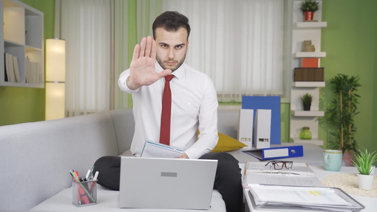 un hombre de negocios da una advertencia de parada.