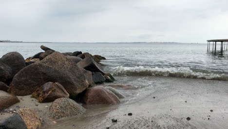 waves coming to the beach