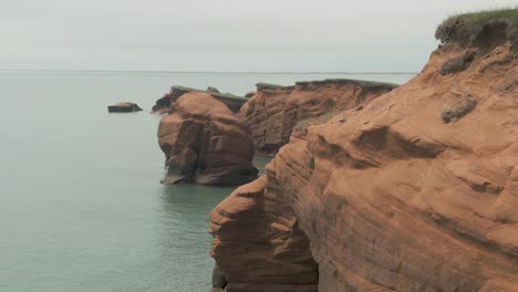 toma de revelación aérea de formaciones rocosas del océano costero en la isla magdalena