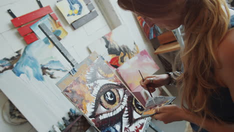 mujer artista pintando en el estudio