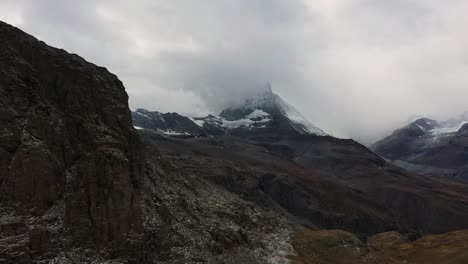 Glaciar-Nevado-En-Clima-Nublado-Y-Nublado-Detrás-De-Alta-Montaña,-Toma-Aérea