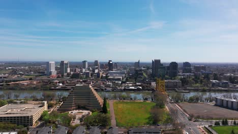 panorámica a la izquierda del dron disparado en lo alto del centro de sacramento, california