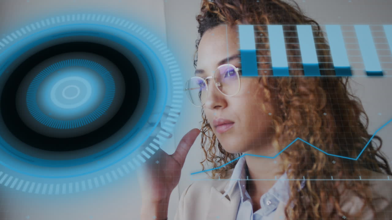 animación del procesamiento de datos sobre mujeres biraciales que usan teléfonos inteligentes