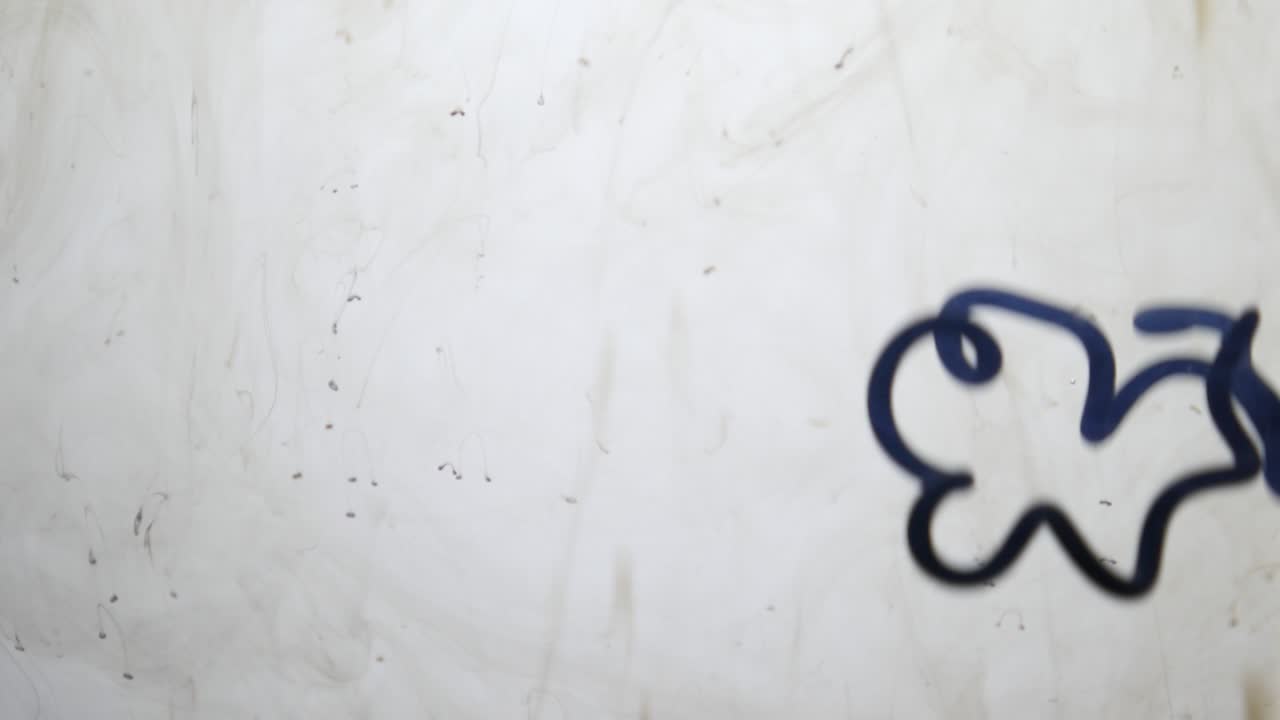 dejando caer colores de aceite en el agua