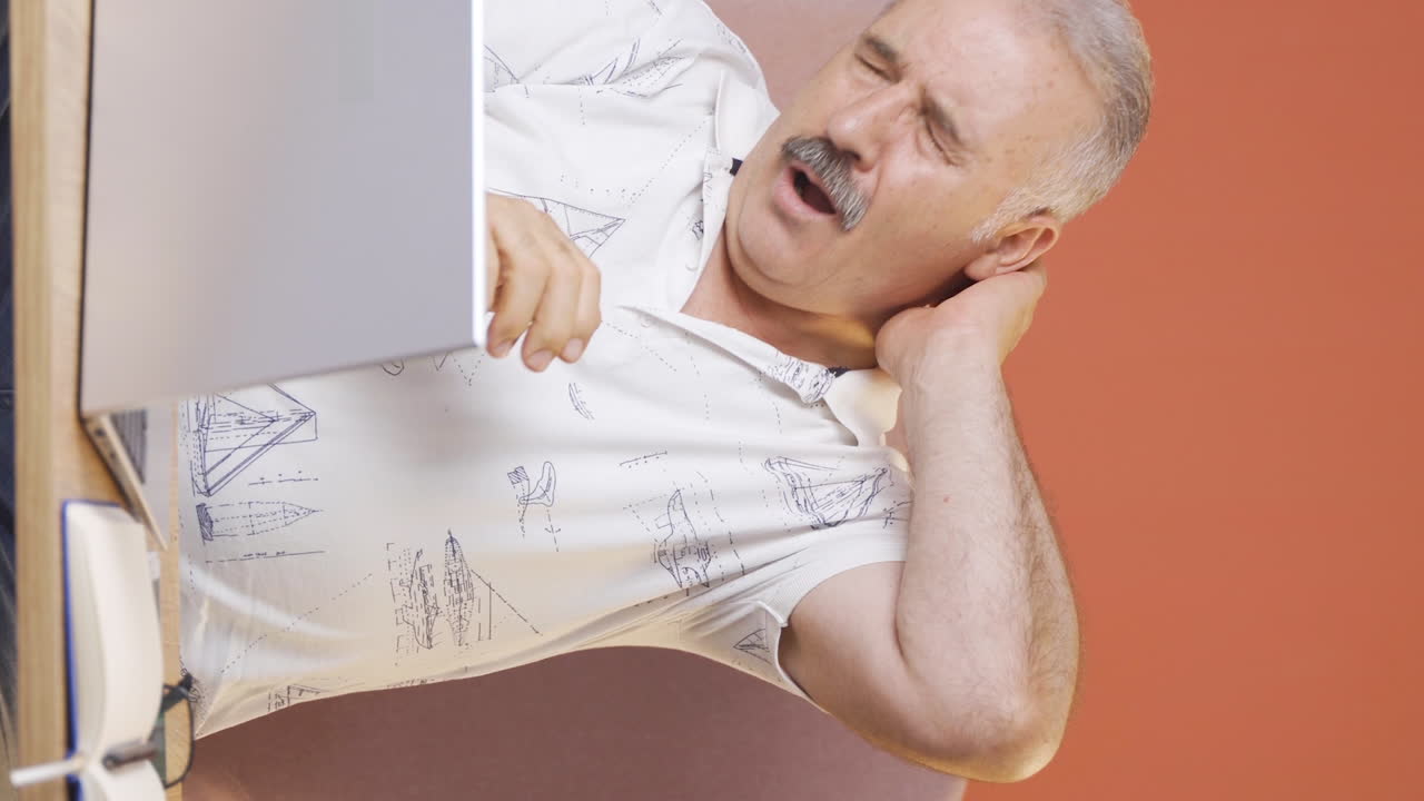 vídeo vertical del anciano con dolor de cuello.