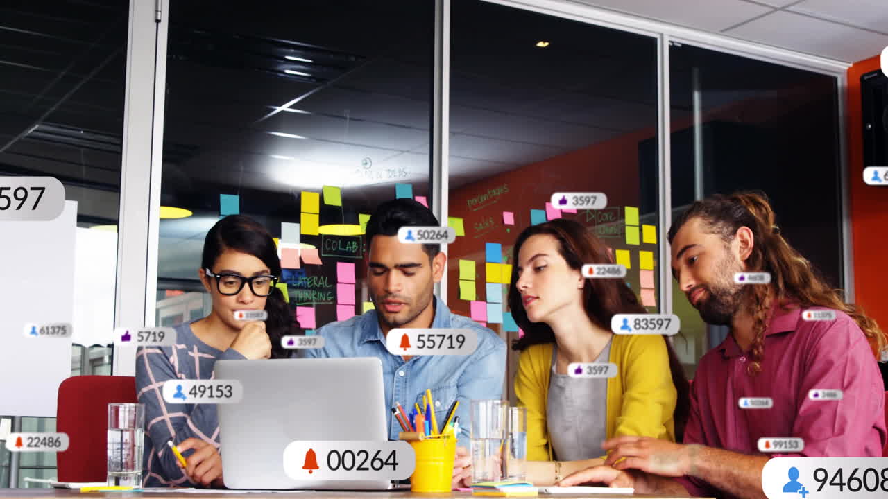 animación de iconos de los medios sobre diversos colegas discutiendo el trabajo en la oficina