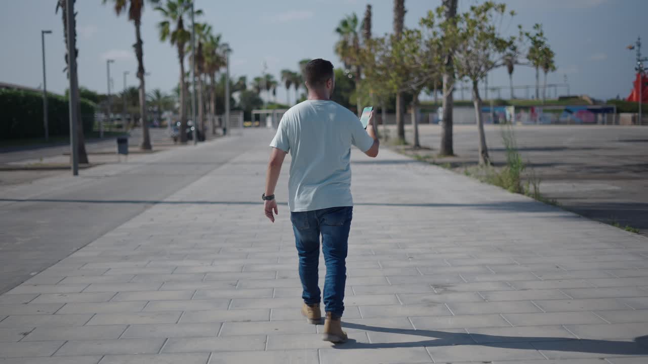 hombre caminando por una calle de la ciudad