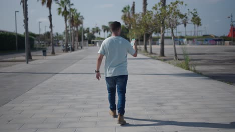 hombre caminando por una calle de la ciudad