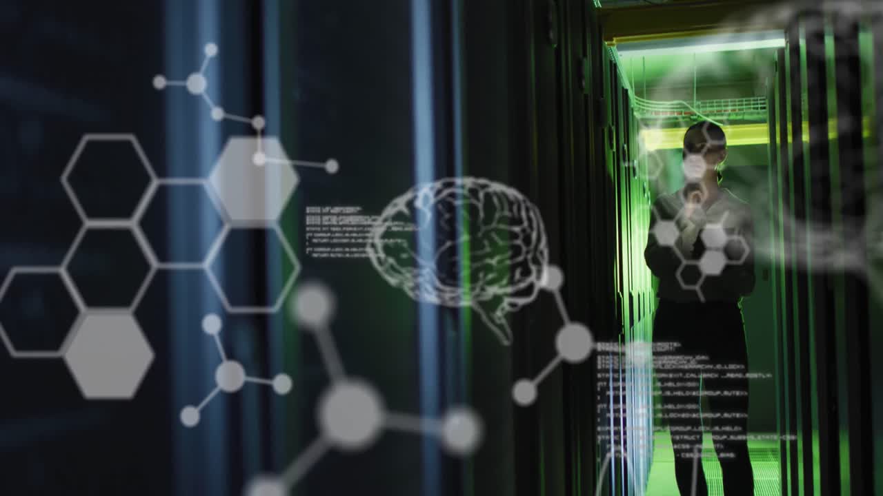 animación del procesamiento de datos sobre una ingeniera caucásica que usa una tableta digital en la sala de servidores