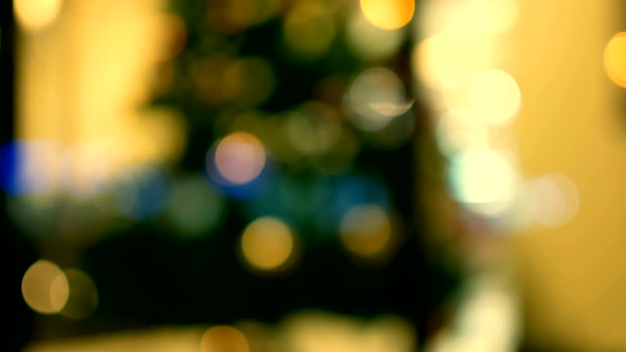 el árbol de navidad brilla con luces de colores. garlandas borrosas de año nuevo. boke blur.