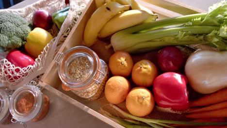 Vista-Aérea-De-Verduras-En-Una-Cocina-Soleada,-En-Cámara-Lenta