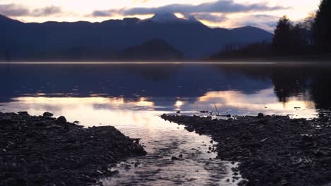 Puesta-De-Sol-Sobre-La-Bahía-De-Kaegen,-Reina-Charlotte,-Haida-Gwaii