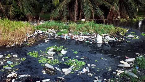 Bewegen-Sie-Sich-über-Einen-Dunklen-Fluss,-Der-Kontaminiert-Ist