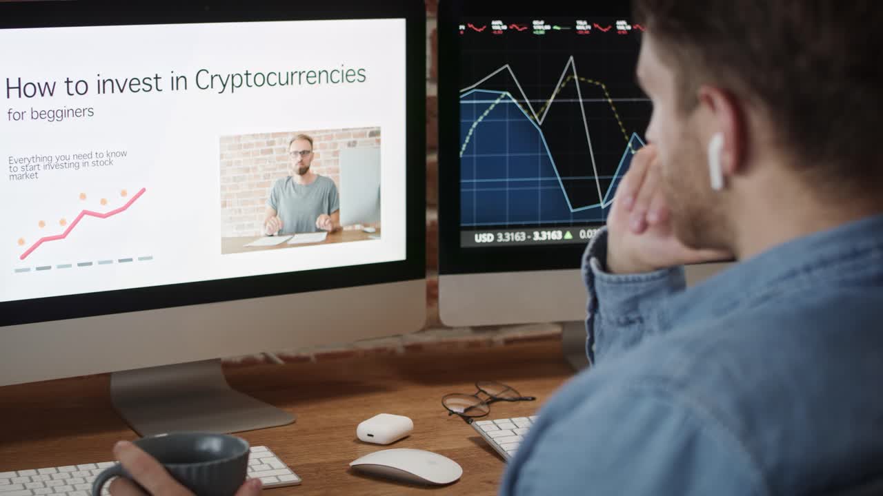 hombre adulto educando cómo invertir en criptomonedas