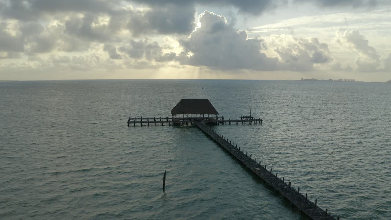 바다 해변에서 즐기는 사람들의 deone 보기