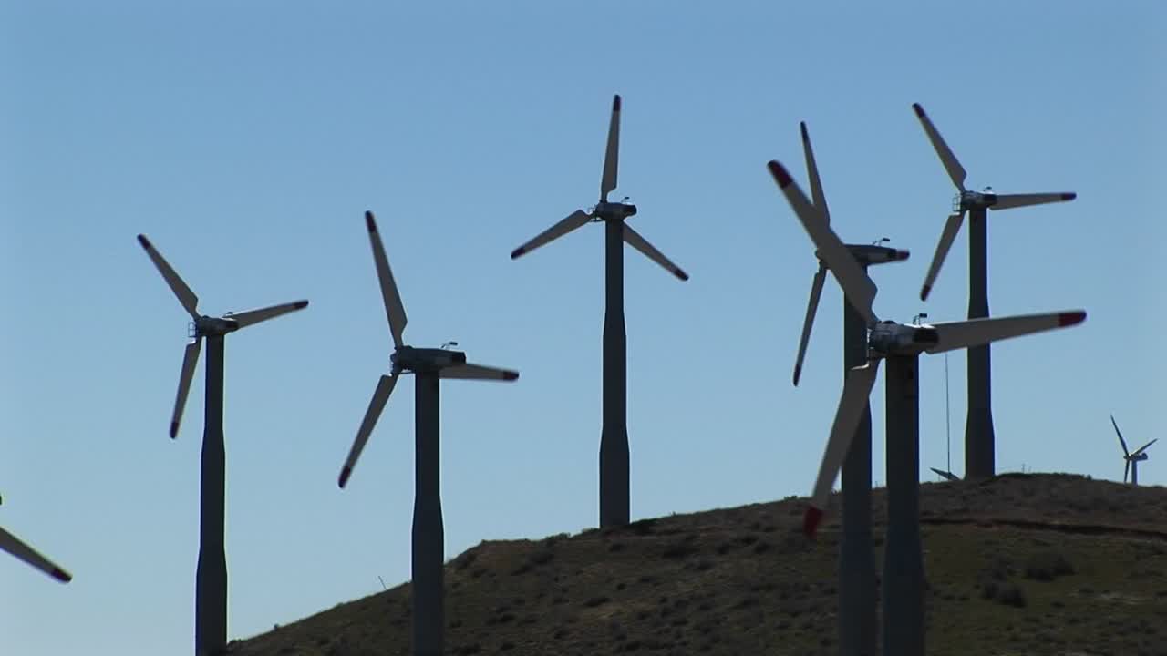 tehachapi california 4에서 전력을 생성하는 여러 풍력 터빈의 중간 샷