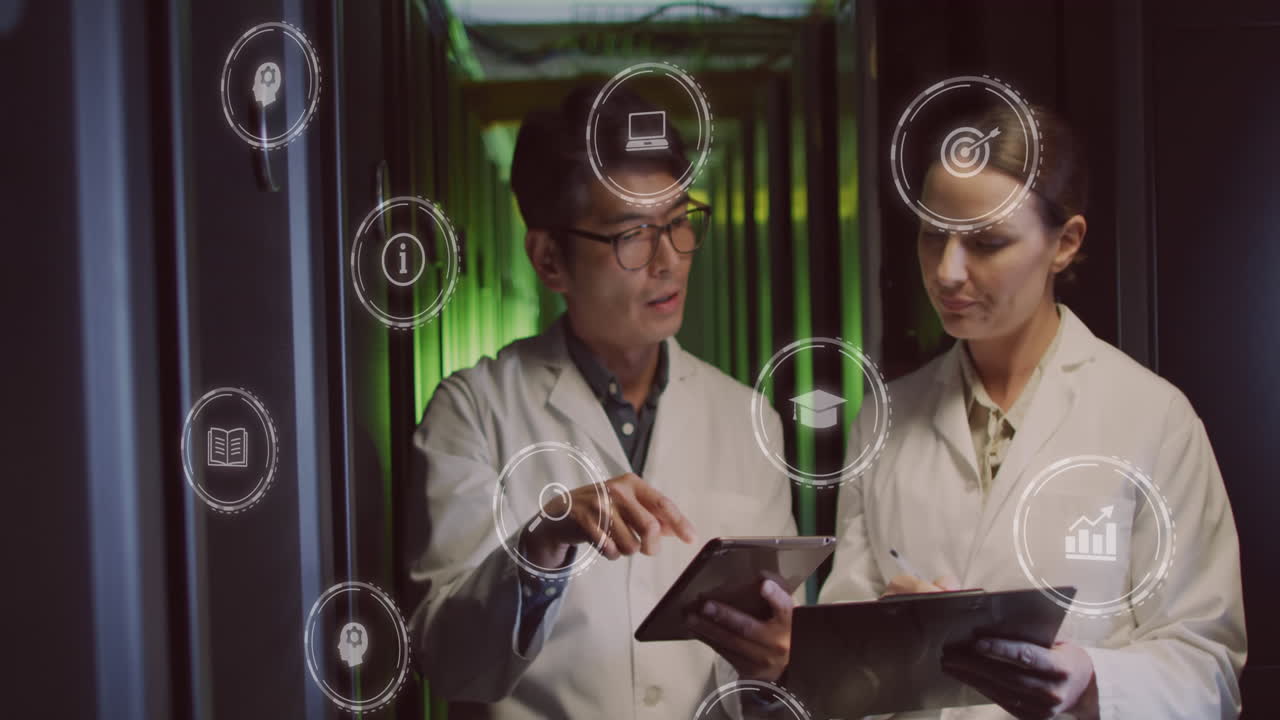 animación de iconos y procesamiento de datos a través de diversos ingenieros informáticos por servidores informáticos