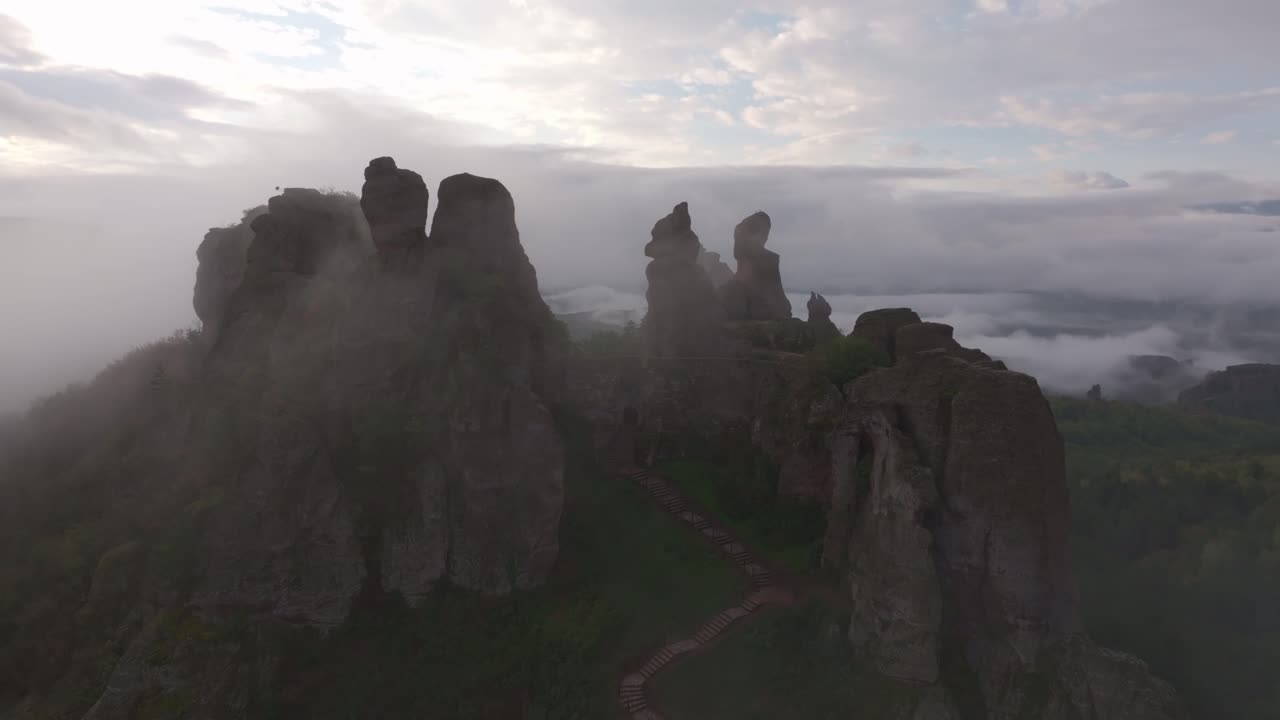 Ảnh chụp từ trên không pháo đài ẩn mình trong sương núi, Belogradchik, Bulgaria