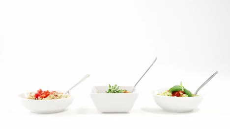 tres cuencos de pastas cocidas con tenedores