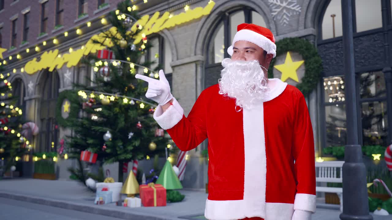 크리스마스 밤 에 서 있는 아시아 산타클로스 가  을 가리키고 있다