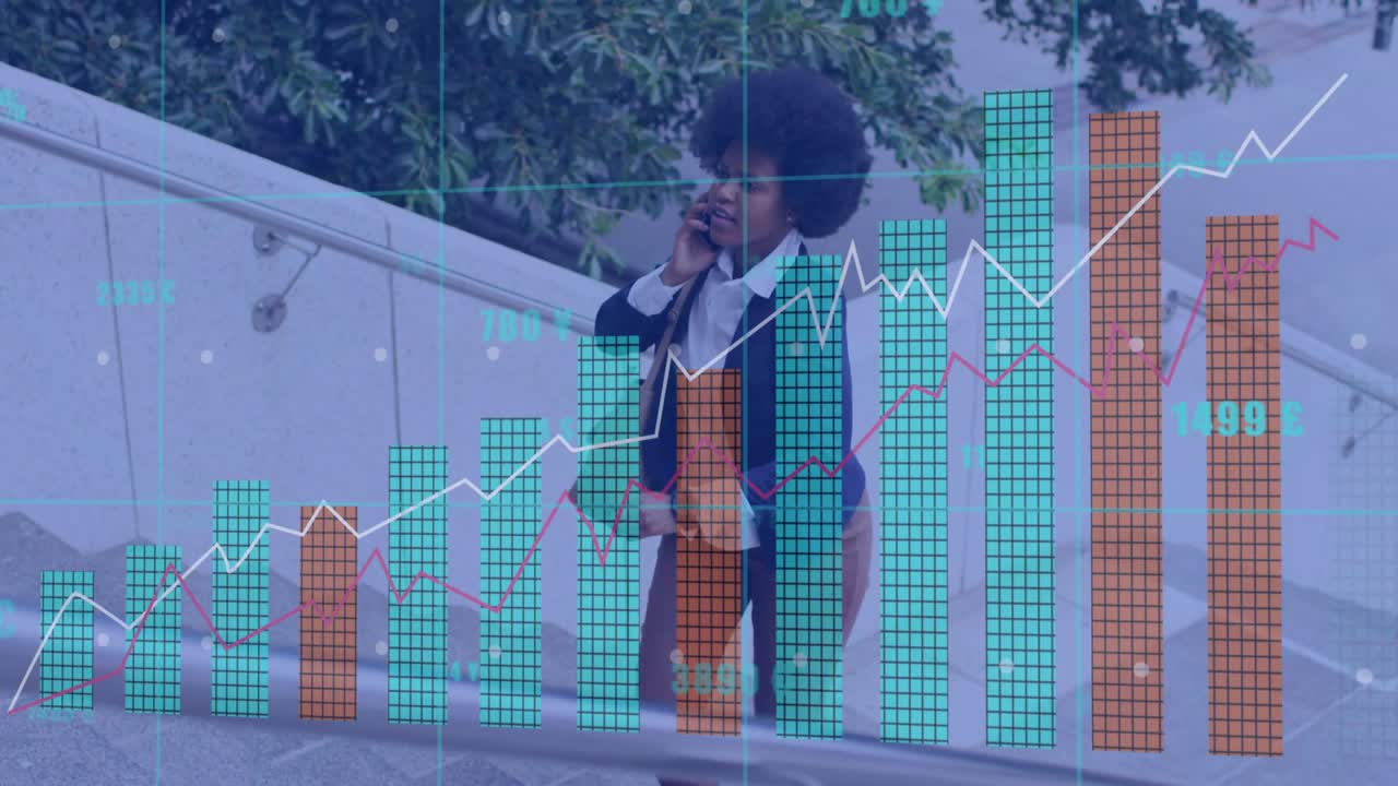 Dirigente che sale le scale mentre telefona, controlla l'orologio, diretto a una riunione, telefono che causa grafici HUD finanziari