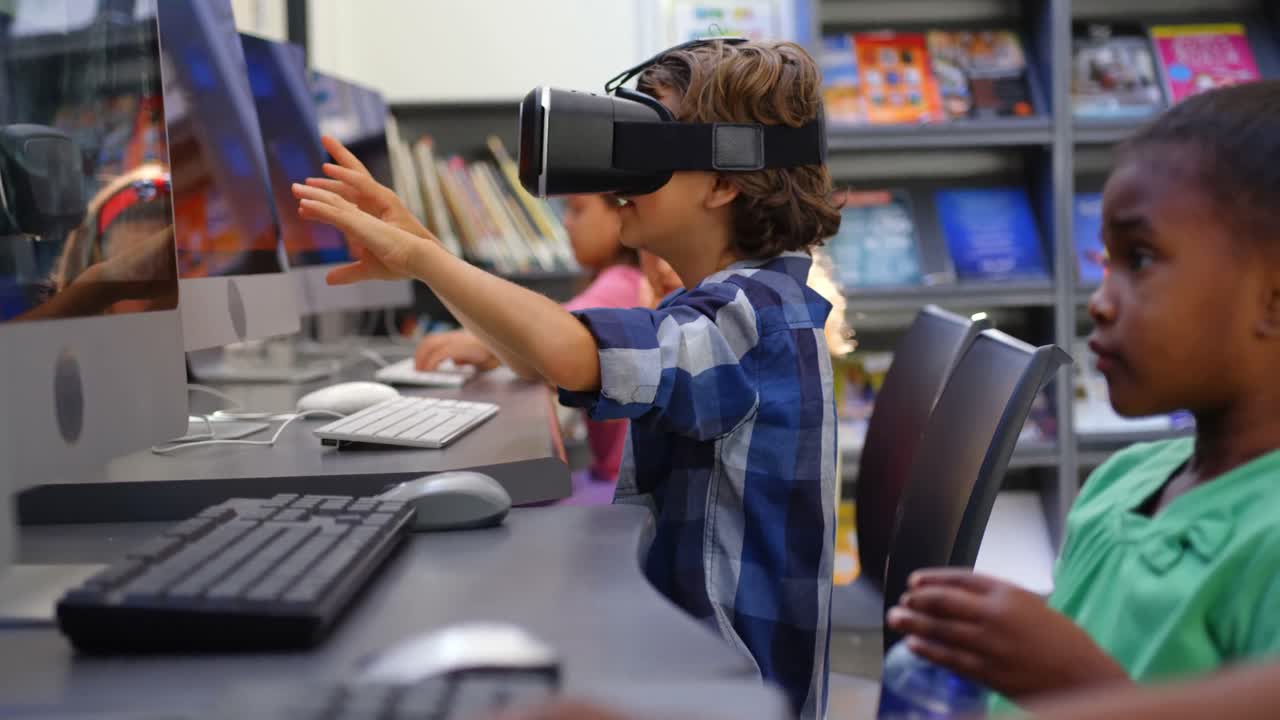 vista lateral de un escolar caucásico usando auriculares de realidad virtual en el aula 4k