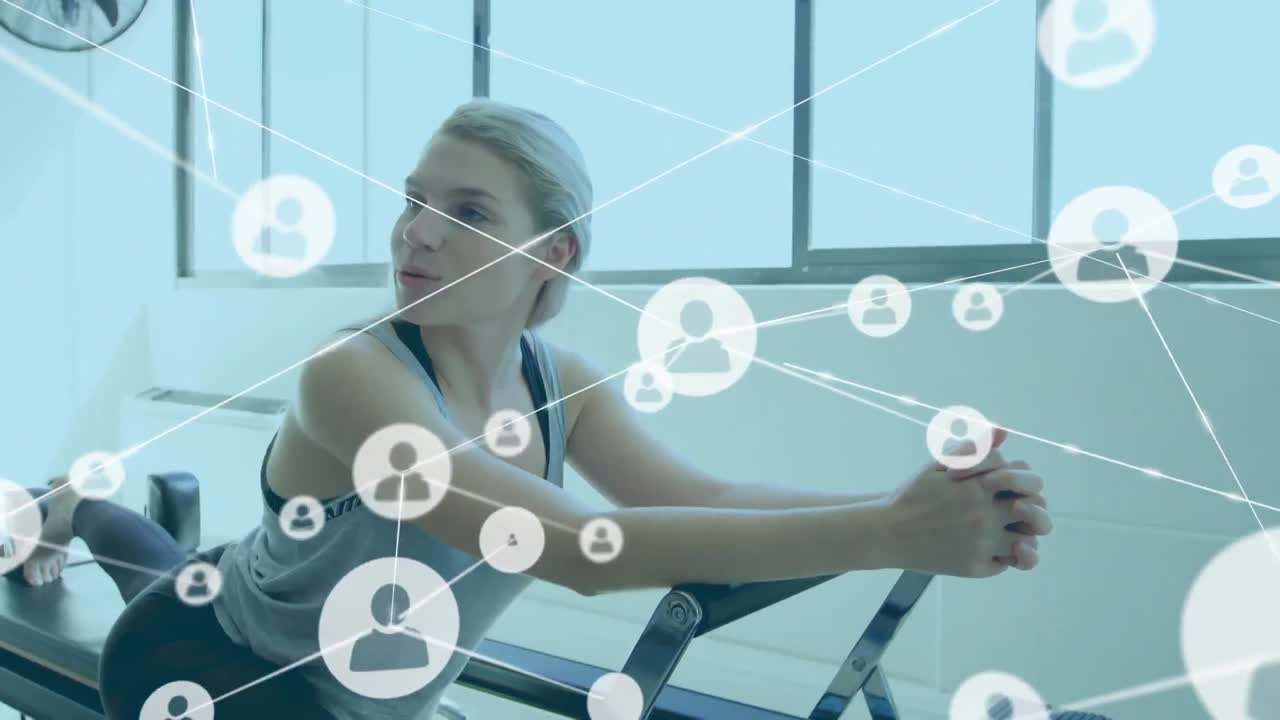 vr 헤드 ⁇ 을 착용한 사업가 여성에 대한 연결 네트워크의 애니메이션