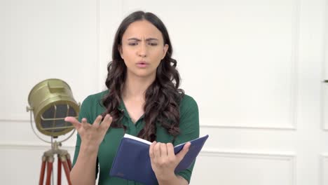 chica india recitando un poema