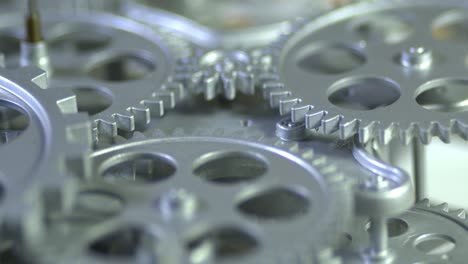 rotación de los engranajes metálicos