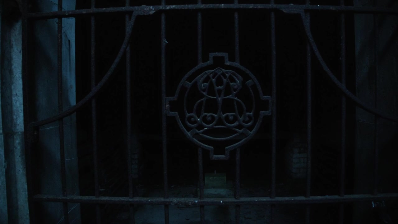 Cripta inquietante in un cimitero gotico in Inghilterra