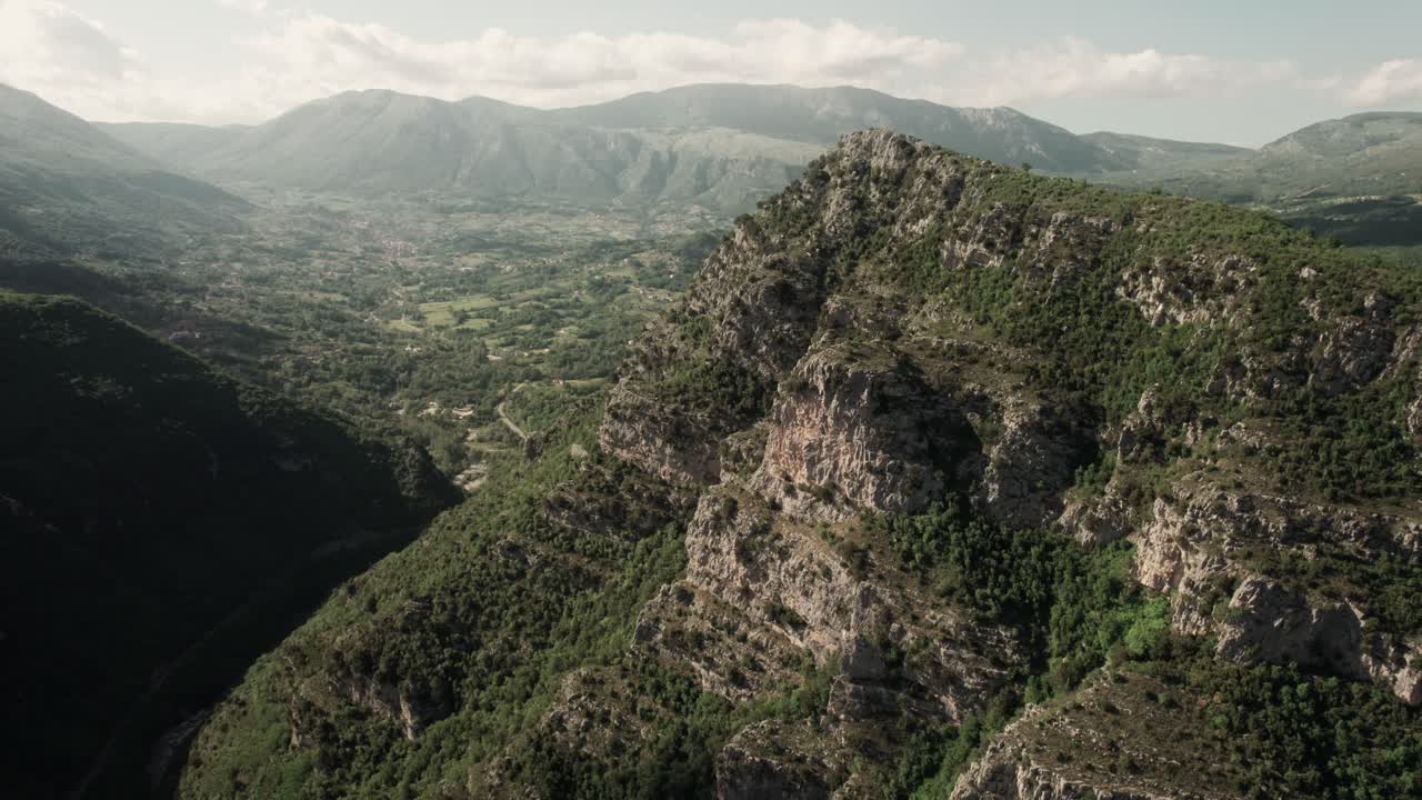 Vista aerea panoramica della valle a Lavello. Sud Italia. Luce diurna.
