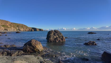 Idyllischer-Wintertag-Am-Irischen-Strand-Mitten-Im-Winter-An-Der-Kupferküste-Von-Waterford,-Irland