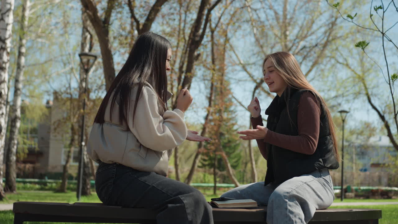 다 함께 즐겁게 경쟁하고, 친구 간의 우정 어린 경쟁 속에서 웃음과 박수갈채가 터져 나와요. 다양한 배경의 친구들이 유쾌하게 경쟁하며 웃음과 박수갈채를 자아내는 친선 경기입니다.