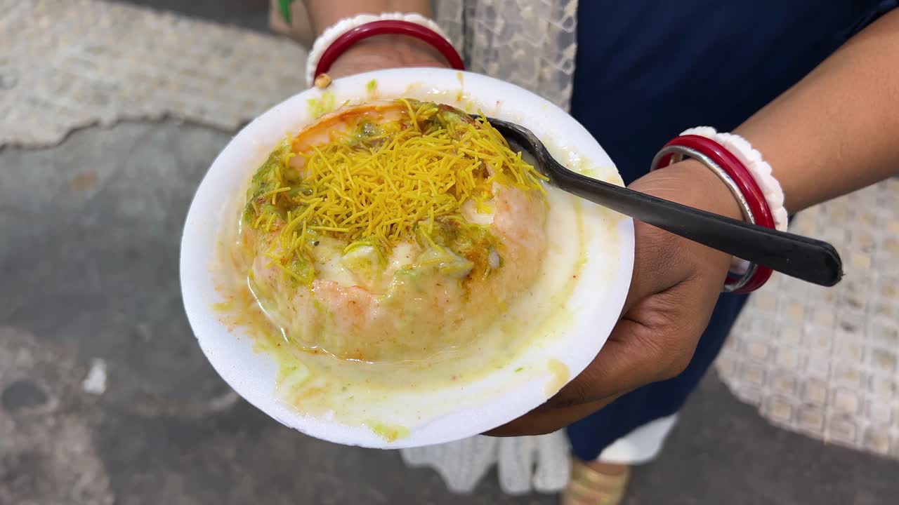 Herkullinen Dahi Puri -intialainen katuruoka.