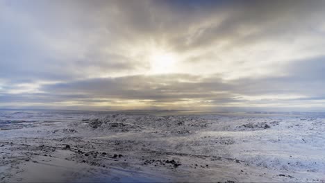 La-Luz-Del-Sol-Asomando-A-Través-De-Las-Nubes-Sobre-La-Tundra-ártica.