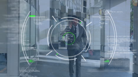 animación de escaneo de alcance y códigos de programación sobre hombre de negocios caucásico hablando por teléfono celular